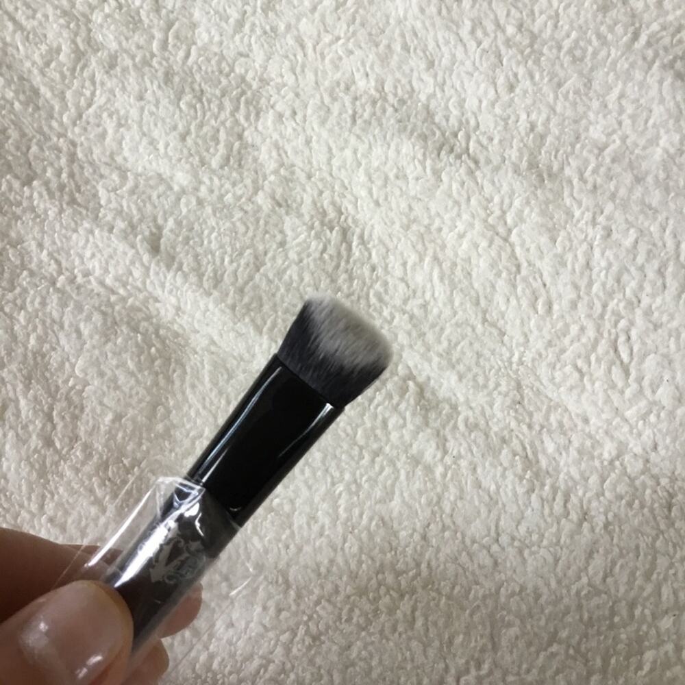 Kat Von D Lock-It Edge Concealer Black Brush - Picture 10 of 15